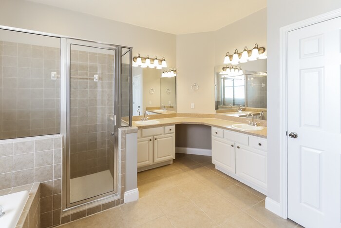 Building Photo - 690 Country Walk Ct