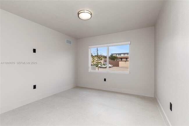 Building Photo - 13200 NE 7th Ave