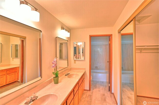 Building Photo - Spacious 2-Bed, 2-Bath Condo in Prime Ever...
