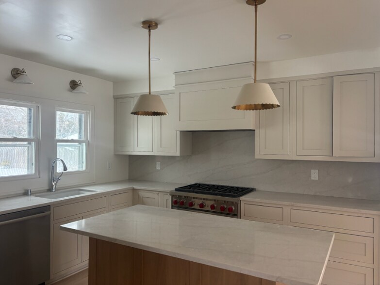 Building Photo - 1028 E Meadow Pl