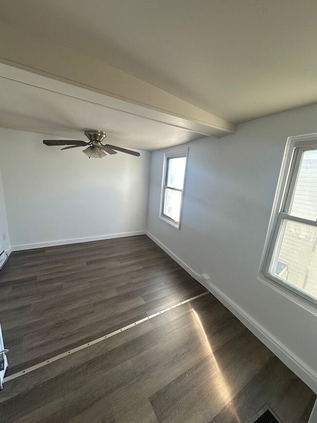 Building Photo - 728 Glen Pl