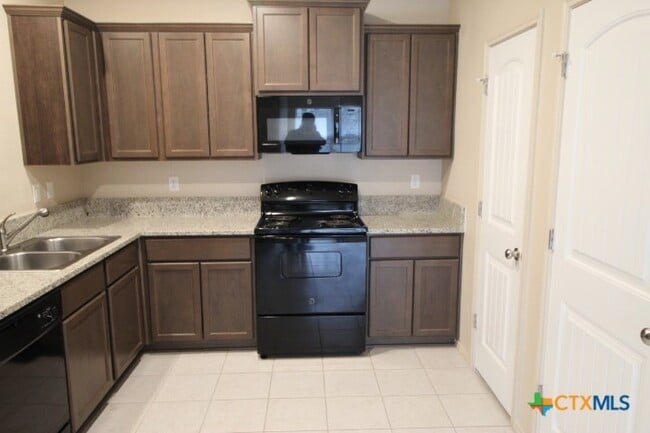 Building Photo - 1705 Montell St