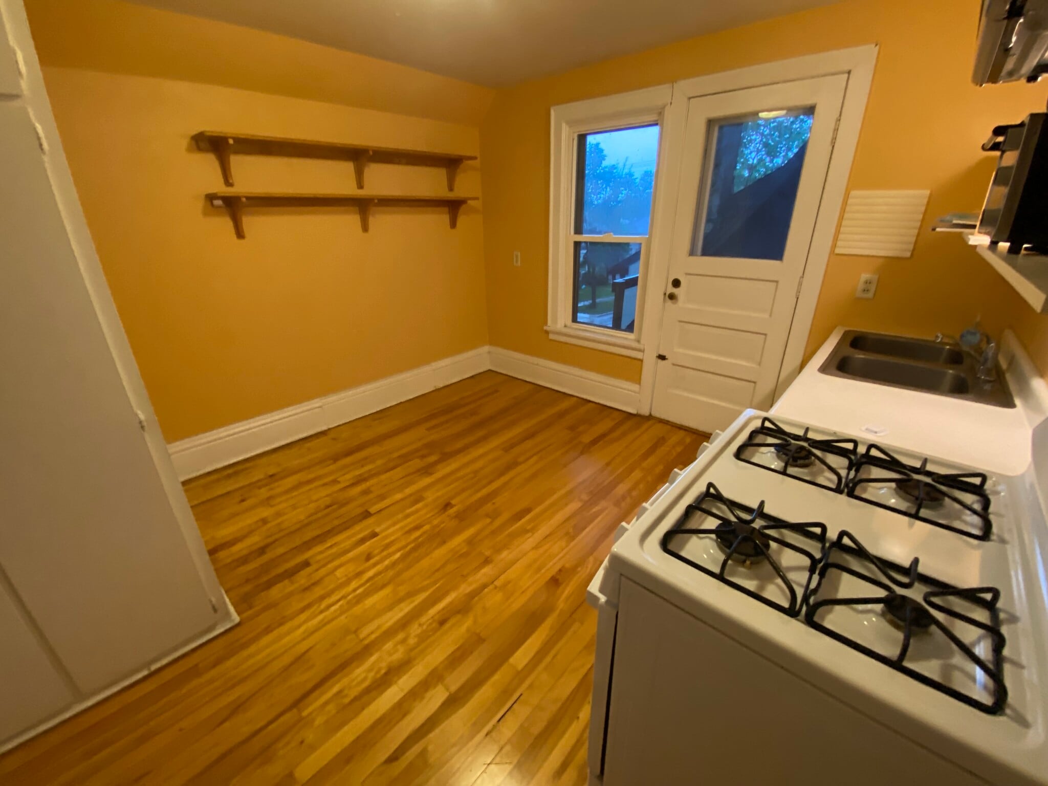 Big kitchen with gas range - 1938 Kendall Ave