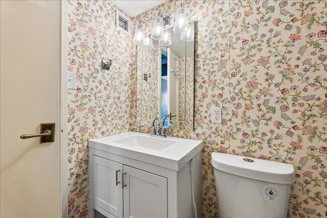 Building Photo - Large 1BR/1BA with Natural Light & Modern Finishes in Cleveland Park