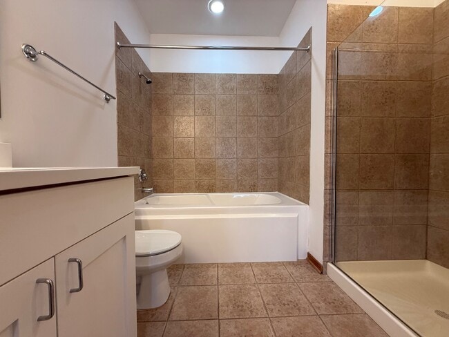 Building Photo - Gorgeous 1 Bedroom +Lofted Den Apartment in Avondale - Laundry In Unit!