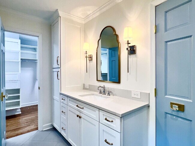 Building Photo - LUXURIOUS LANSDOWNE RETREAT!