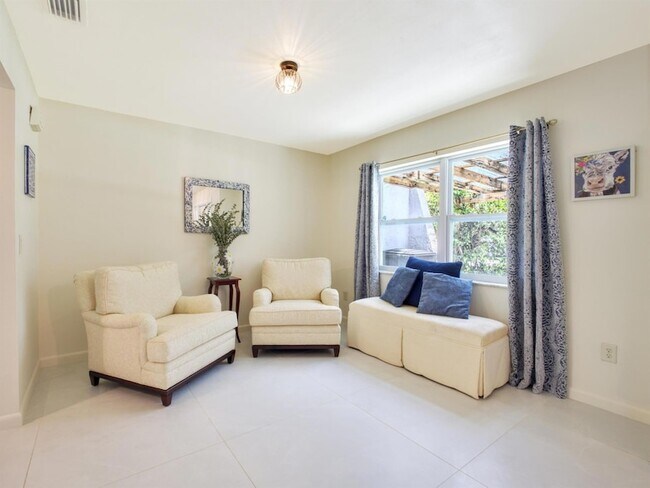 Building Photo - 218 S Sequoia Dr