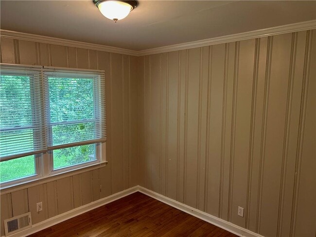 Building Photo - 3231 Pinehill Dr