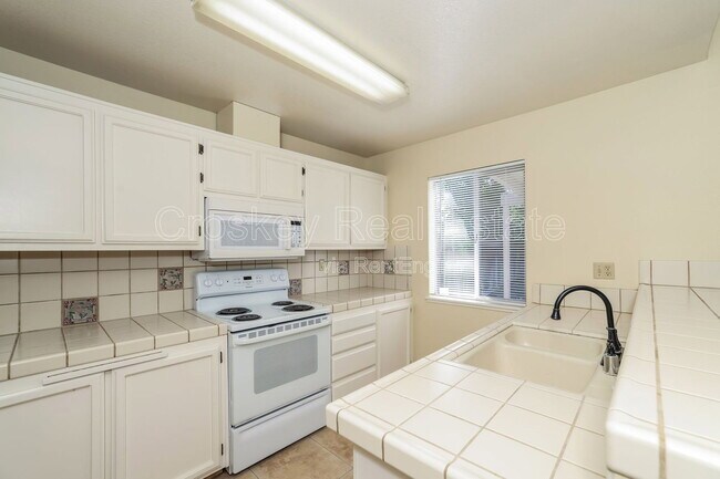 Building Photo - 357 Hazelnut Ln