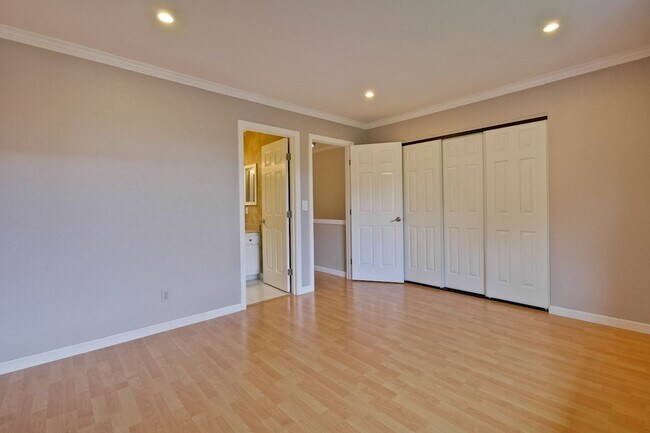 Building Photo - Popular Woodside Commons at Its Finest.