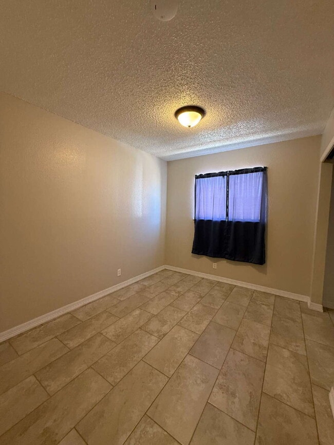 Building Photo - 955 Versailles Dr