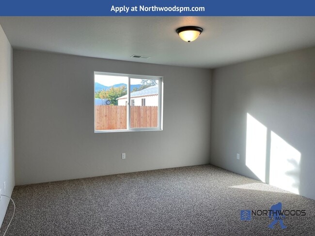 Building Photo - Newer 3 Bedroom 2 Bath Home-Large Fully Fenced Back Yard.