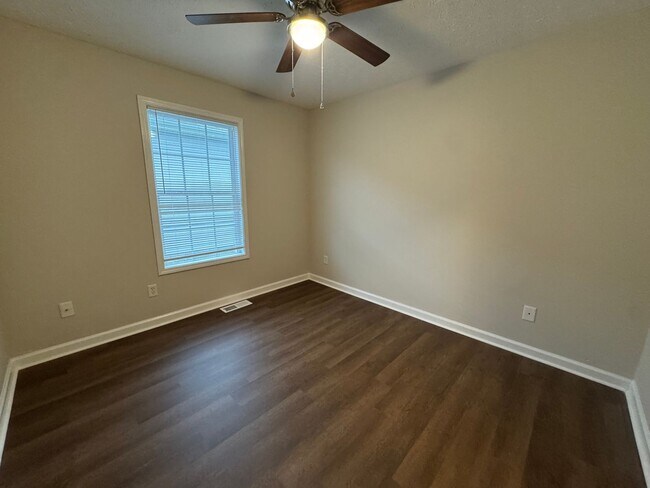 Building Photo - Spacious 3 bedroom, two bathroom home close to GM, Magna and Industrial Park