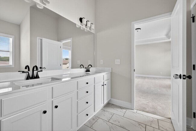 Building Photo - 4407 Silver Oak Dr