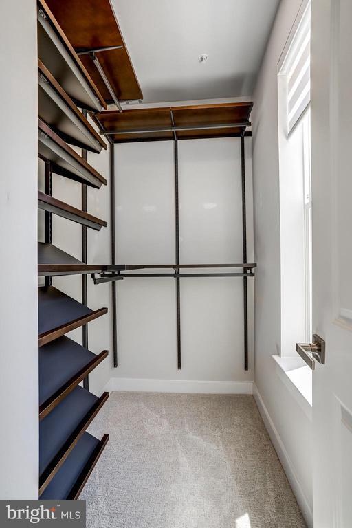Building Photo - 45181 Drowes Ter