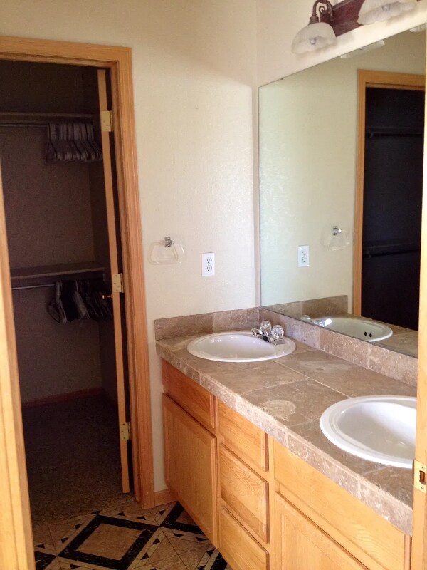 Building Photo - 850 S Overland Trail