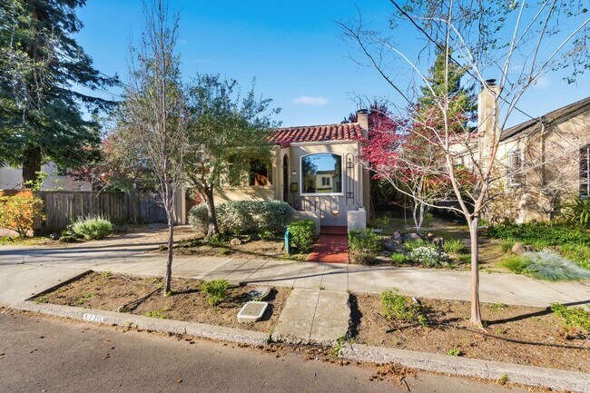 Building Photo - Spacious 2 Bed, 2 Bath Home