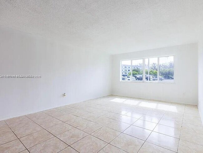 Building Photo - 14850 Naranja Lakes Blvd