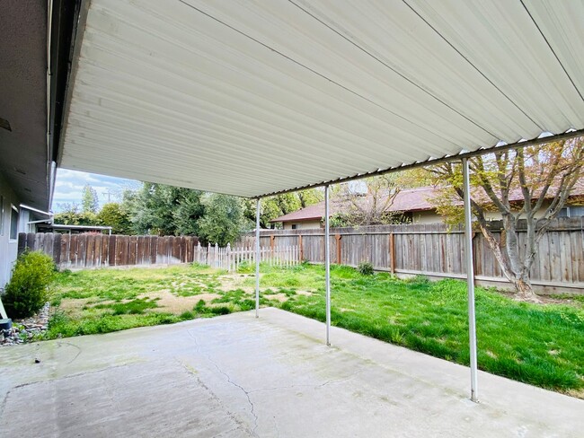 Building Photo - $2,100 Charming 3 Bedroom Home With 2 Livi...