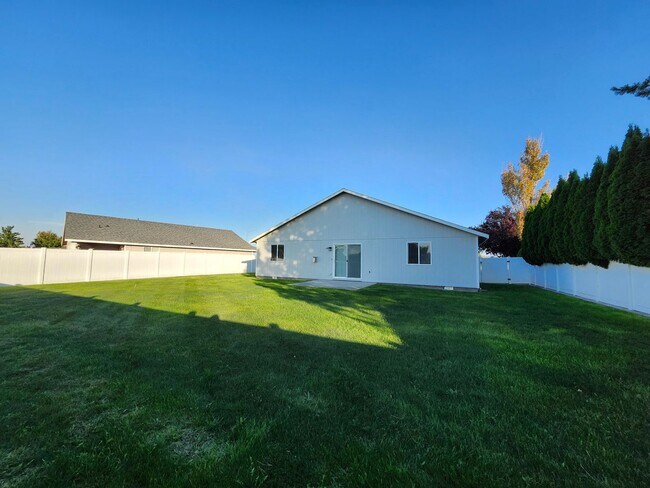 Building Photo - Spacious 3 bedroom/2 bath on Cul-de-Sac, 3...