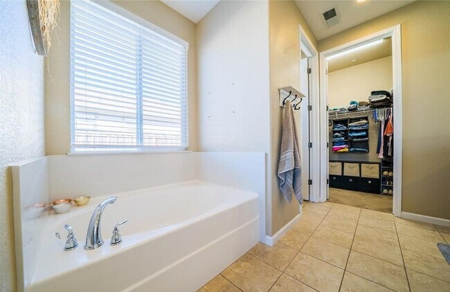Building Photo - 3 Bedroom Home for Rent in Chico CA | Meadow Brook Ranch, Fireplace, Washer & Dryer
