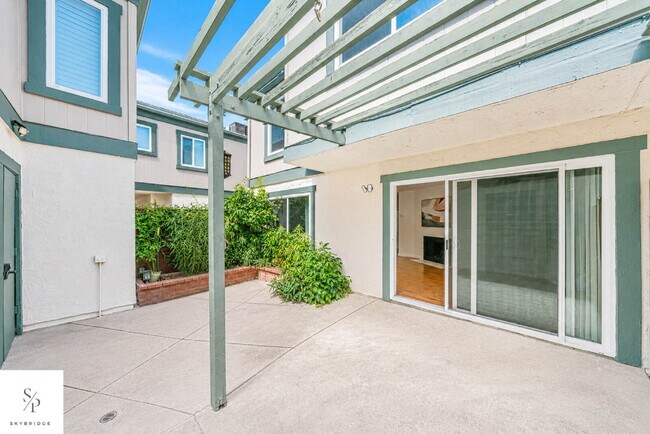 Building Photo - Charming 2-Bed Townhouse with Fireplace in Prime CA Location!