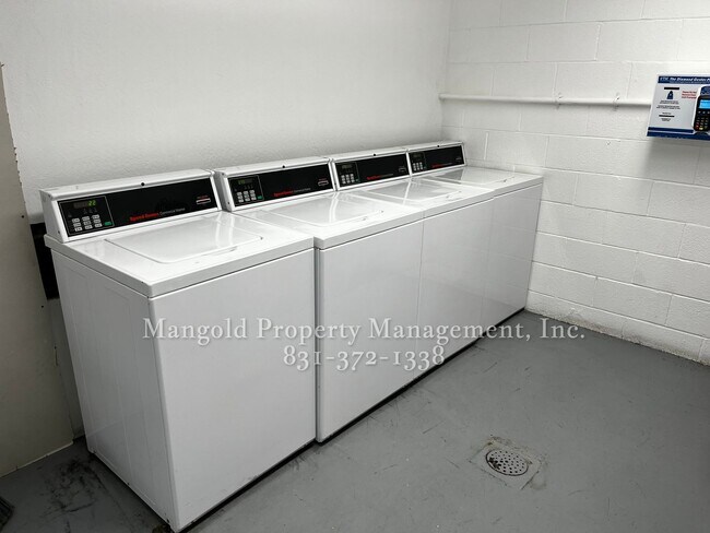 Building Photo - Spacious 1-Bed, 1-Bath Condo Located At Oc...