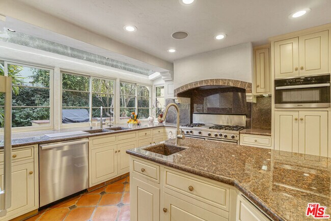 Building Photo - 707 N Bedford Dr