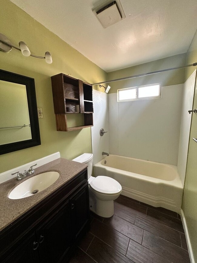 Building Photo - 3 bed with 1 bath - ALL TILE through out home