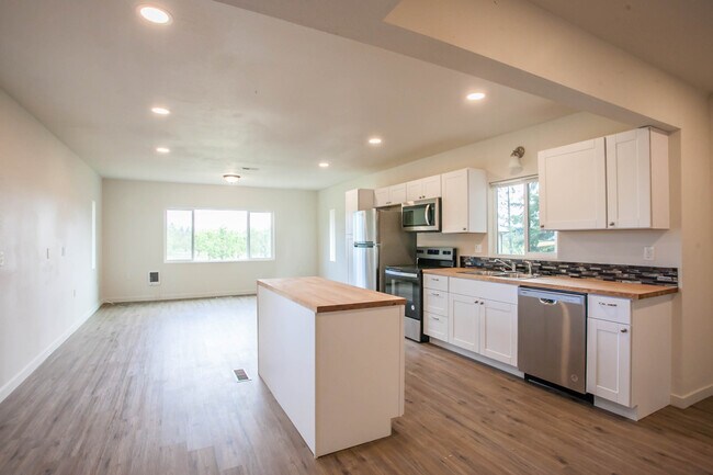 Building Photo - 2100 Kenwood Dr