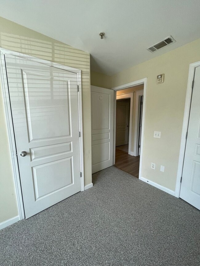 Building Photo - 15-1512 Dukes