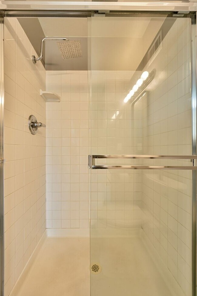 Building Photo - Charmingly Remodeled 3 Bed, 2 Bath Home Ne...