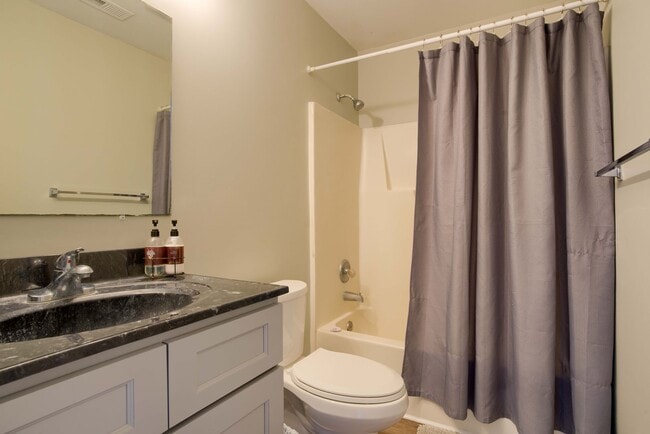 Building Photo - FURNISHED OFF-SEASON MONTHLY RENTAL-STARTI...