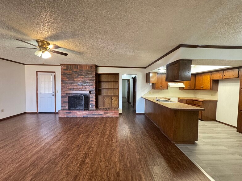 Building Photo - 9915 Larkspur Ln