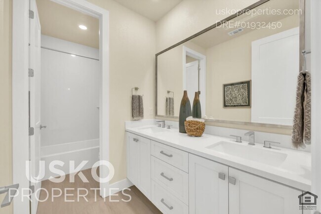 Building Photo - 7095 Soleil Wy