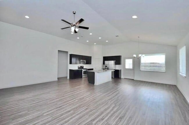 Building Photo - 16829 Aventura Ave