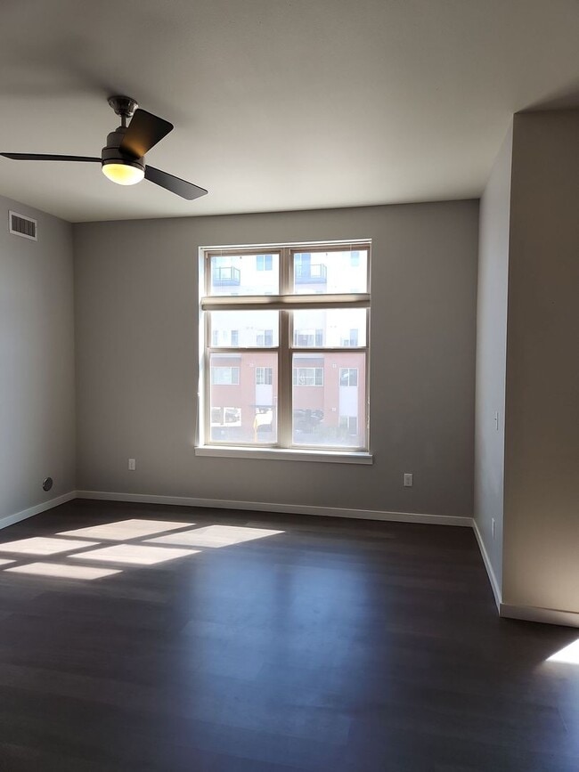 Building Photo - Modern 2 Bed/2 Bath Condo in Vibrant Fort ...