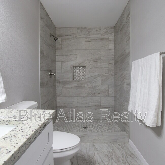 Building Photo - 3629 Venice Dr