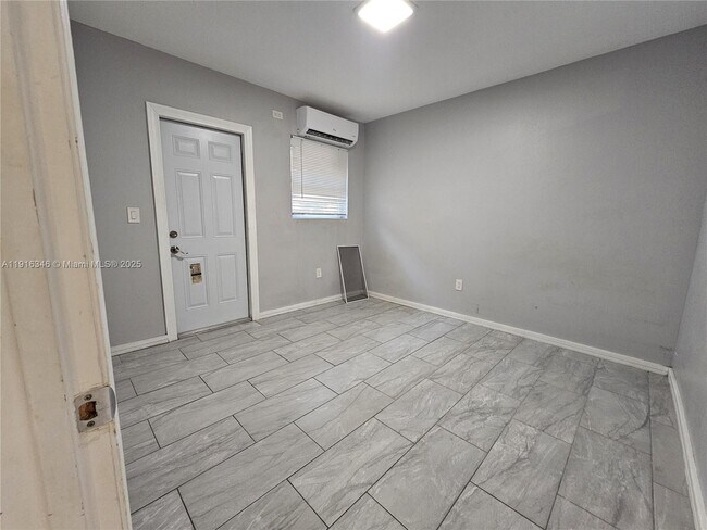 Building Photo - 950 NW 5th St