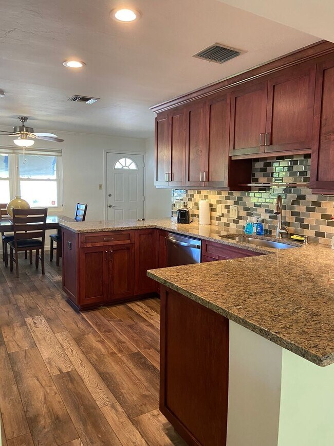 Building Photo - 2/2 single family house with big yard near downtown and beach!