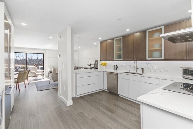 Building Photo - 199 Coolidge Ave