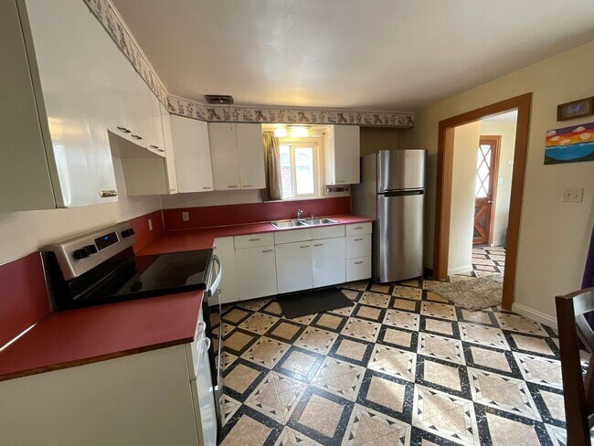 Building Photo - Great 2 Bedroom 1 Bath Home Near the Heart of Shelton