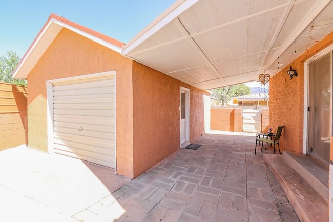 Building Photo - Roomy 3 Bedroom Home with Two Living Spaces