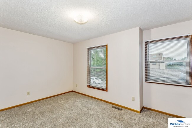 Building Photo - Beautiful town home in south east Wichita!