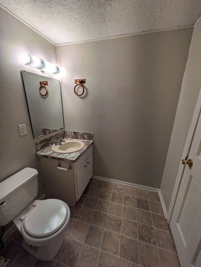 Building Photo - 3BD/1BA Single Family Home in Hickory