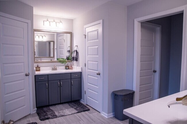 Building Photo - Discover this spacious and well-appointed ...