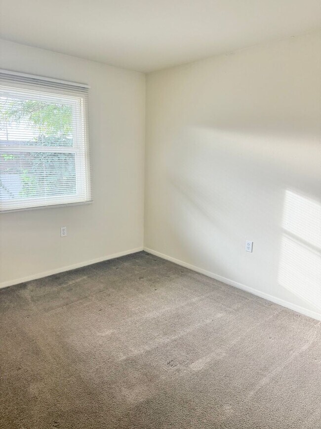 Building Photo - CLAIREMONT DRIVE