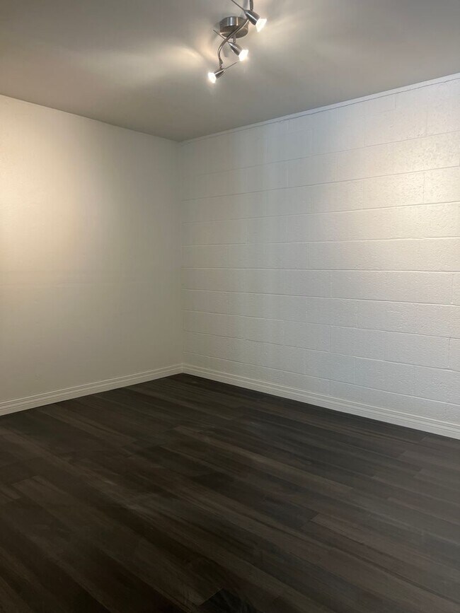 Building Photo - Cabrini 2 bedroom townhome