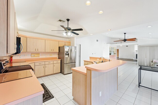 Building Photo - 1255 SE Naples Ln