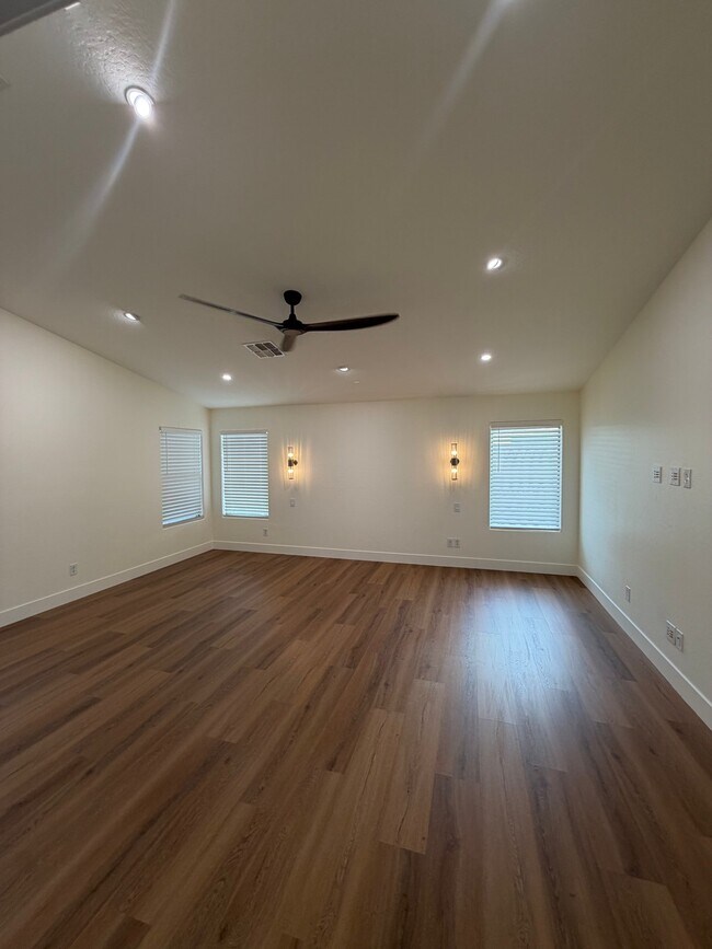 Building Photo - 2741 E Quiet Hollow Ln